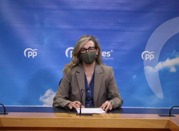 La portavoz del PP en las Cortes de C-LM, Lola Merino, en rueda de prensa.