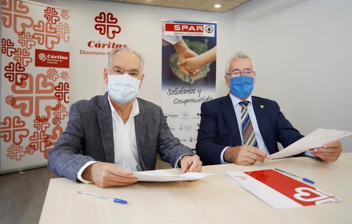 El presidentes de Cáritas Diocesana de Canarias, Gonzalo Marrero, (izq.) y su homólogo de SPAR Gran Canaria, Ángel Medina (dcha.) durante la firma de un anterior convenio de colaboración