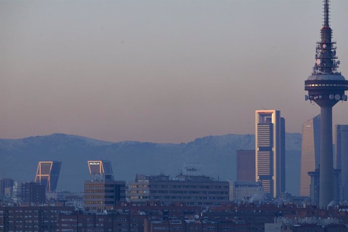 Capa de contaminación sobre la ciudad desde el Cerro del Tío Pío en Madrid (España), a 18 de enero de 2021. Madrid lleva desde ayer en escenario 1 de su protocolo anticontaminación y continuará así mínimo hasta mañana martes incluido. Durante este escen