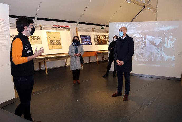 El alcalde de León, José Antonio Diez, junto a la concejal de Acción y Promoción Cultural, Evelia Fernández, visita la exposición Picasso. El viaje del Gernica.