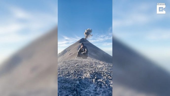 Este hombre captura el preciso momento en que un volcán entra en erupción mientras se grababa meditando