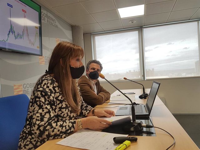 La consejera de Sanidad de Aragón, Sira Repollés, y  el director general de Salud Pública, Francisco Javier Falo, en la rueda de prensa.