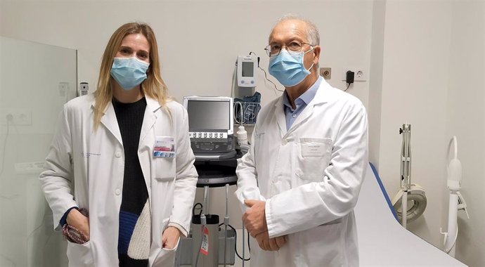 El jefe del servicio de urología del Chuvi, Antonio Ojea, y la uróloga Sabela López