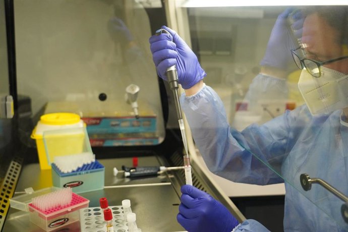 Una trabajadora del Hospital de Cruces (Bizkaia)  maneja material sanitario