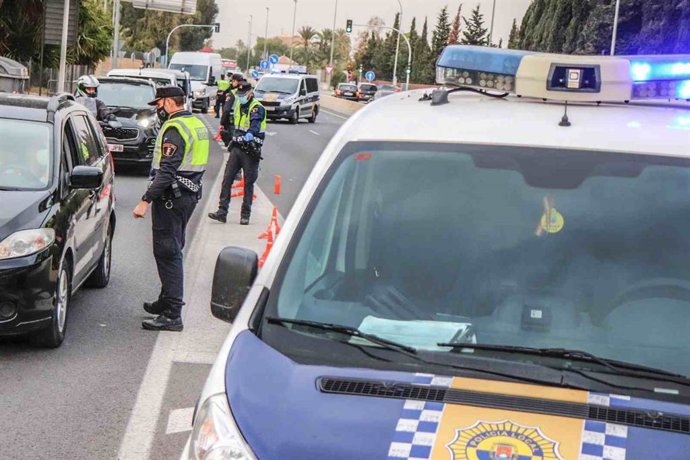 Patrullas de la Policía Local de Alicante en un cierre perimetral de la ciudad este pasado fin de semana