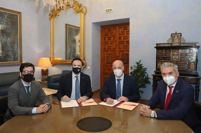 Gómez Villamandos y Ruiz firman el convenio.