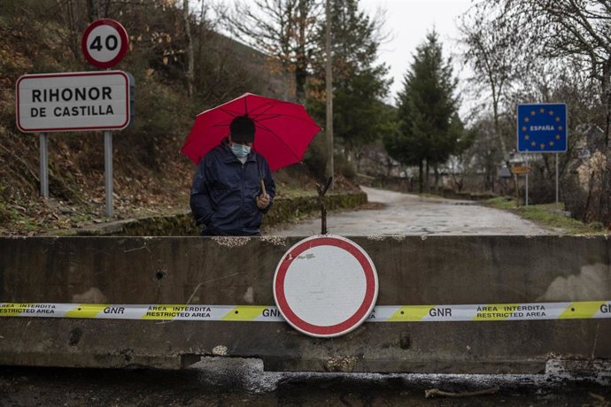 Un hombre pasea alrededor del cierre de la frontera de Rihonor/Rio de Onor en la Sierra de la Culebra (Zamora) con Portugal, en Zamora, Castilla y León (España), a 7 de febrero de 2021. 