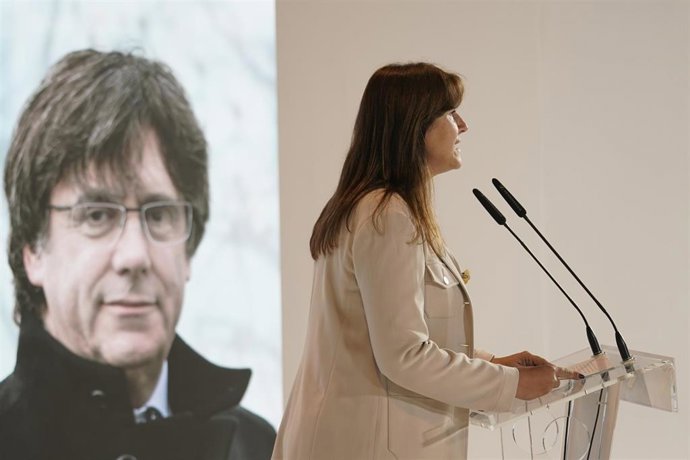 La portavoz de Junts en el Congreso y candidata a la Generalitat, Laura Borrs, interviene en el acto de inicio de la campaña electoral de JxCat en Sant Just Desvern con la imagen del expresidente de la Generalitat, Carles Puigdemont en Barcelona, Catal