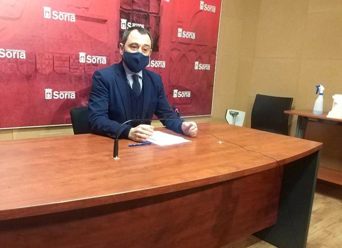 El concejal de Hacienda de Soria, Javier Muñoz, detalla la línea de ayudas a empresarios.