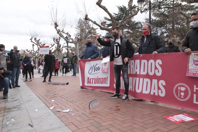 Hosteleros riojanos arrojan platos al suelo durante un acto simbólico de protesta frente a la Delegación de Gobierno de en La Rioja para reclamar ayudas para el sector y denunciar la situación por la que atraviesan por la pandemia, en Logroño, La Rioja