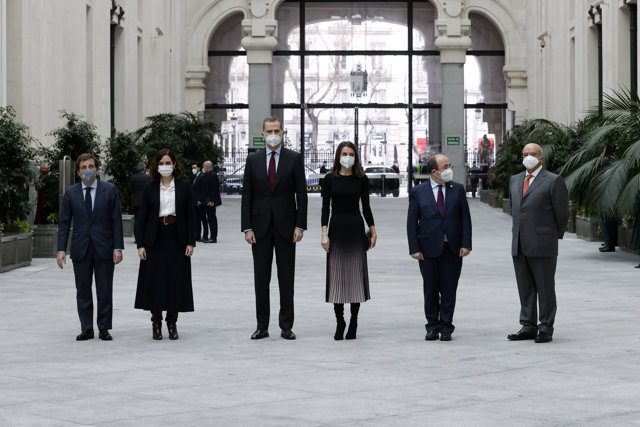José Luis Martínez-Almeida,  Isabel Díaz Ayuso, el Rey Felipe, la Reina Letizia y el ministro de Política Territorial y Función Pública, Miquel Iceta, posan a la llegada de la entrega de Premios APM de Periodismo