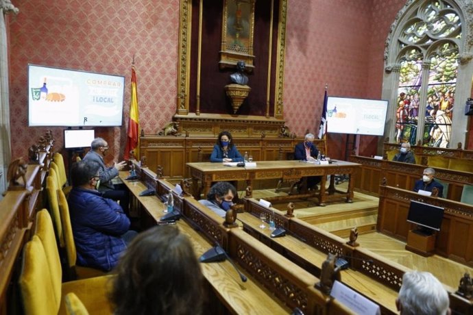 La presidenta del Consell de Mallorca, Catalina Cladera, y el conseller de Promoción Económica y Desarrollo Local, Jaume Alzamora, durante una reunión con representantes del comercio local.