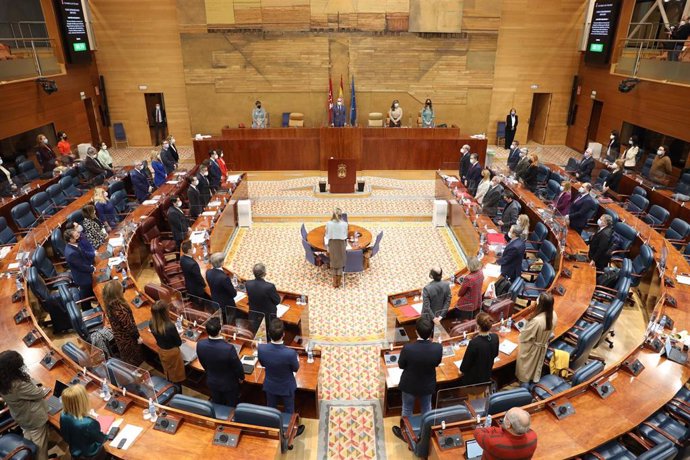 Vista general del Pleno de la Asamblea de Madrid, en Madrid (España), a 28 de enero de 2021. Los diputados de la Asamblea de Madrid han guardado este jueves un minuto de silencio en memoria del trabajador de Metro que ha fallecido diagnosticado de asbes