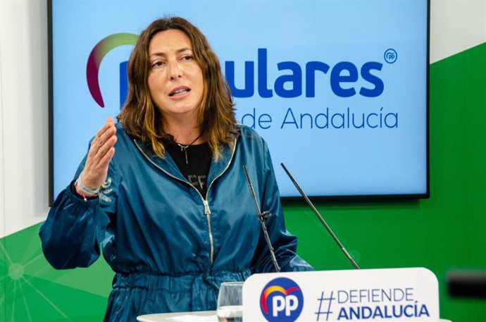 La secretaria general del PP-A, Loles López, en rueda de prensa.