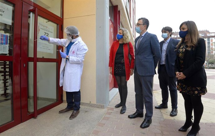 Ballesta observa la recogida de muestras en edificios municipales