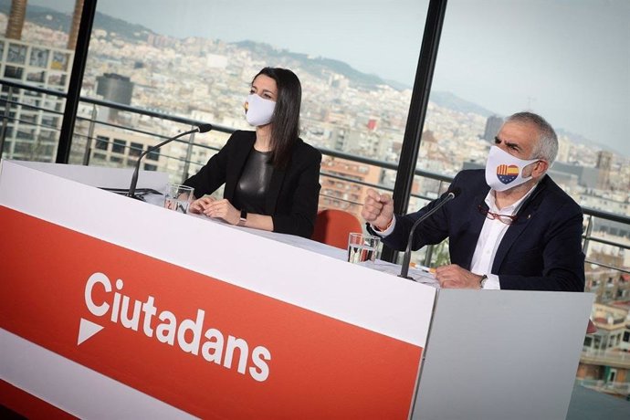 La presidenta de Ciudadanos, Inés Arrimadas, y el candidato de Cs a la Presidencia de la Generalitat, Carlos Carrizosa, en un acto en Barcelona.