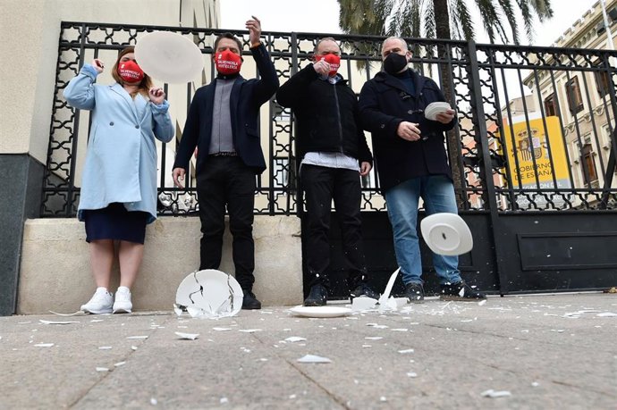 Hostemur se suma a la iniciativa de Hostelería de España y convoca un nuevo acto como protesta ante el maltrato al sector hostelero durante la pandemia consistente en la rotura de unos platos simbólicos frente a la Delegación del Gobierno