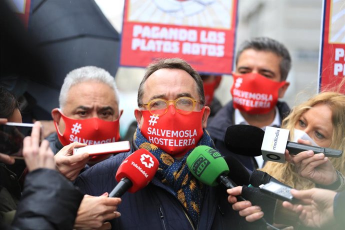 El presidente de Hostelería de España, José Luis Yzuel, interviene durante un acto simbólico de protesta frente al Ministerio de Hacienda para reclamar ayudas para el sector y denunciar la situación por la que atraviesan debido a la pandemia, en Madrid 