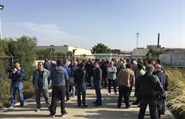 Trabajadores de Delphi concentrados en la puerta de la fábrica por el décimo aniversario del cierre