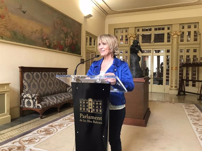 La nueva portavoz de El PI, Lina Pons, en los pasillos del Parlament