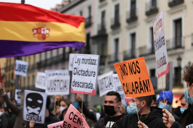 Varias personas participan en una manifestación contra el encarcelamiento del rapero Pablo Hasel, en Madrid (España), a 6 de febrero de 2021. E 