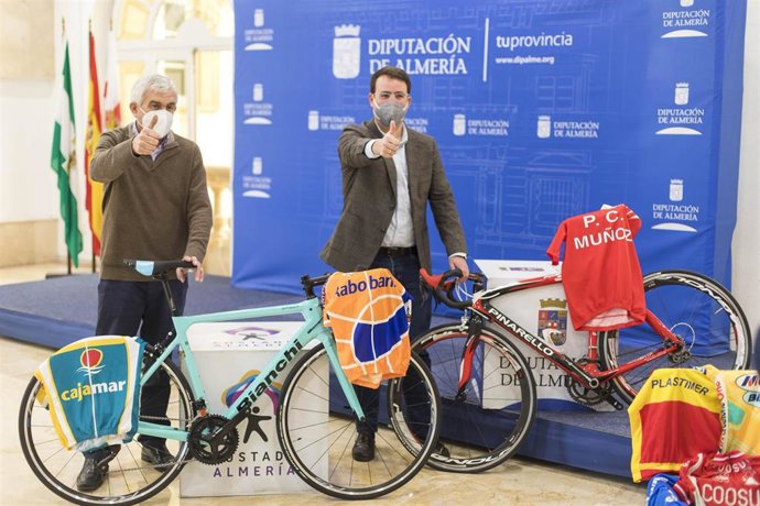 El diputado delegado de Presidencia, Lucha contra la Despoblación y Turismo, Fernando Giménez,  presenta La Clásica junto al director de la prueba deportiva, José Manuel Muñoz