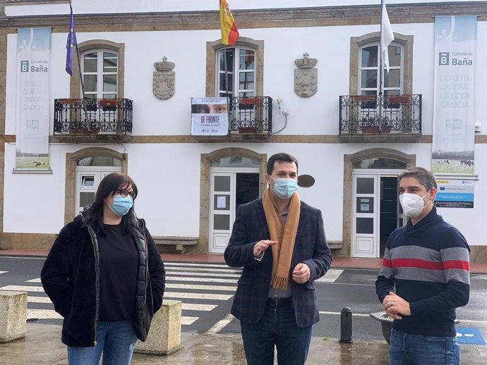 El secretario xeral del PSdeG, Gonzalo Caballero, visita el municipio coruñés de A Baña junto al alcalde, José Antonio Pereira Gil