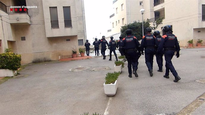 Agentes de los Mossos d'Esquadra durante el registro del domicilio en Roses (Girona)