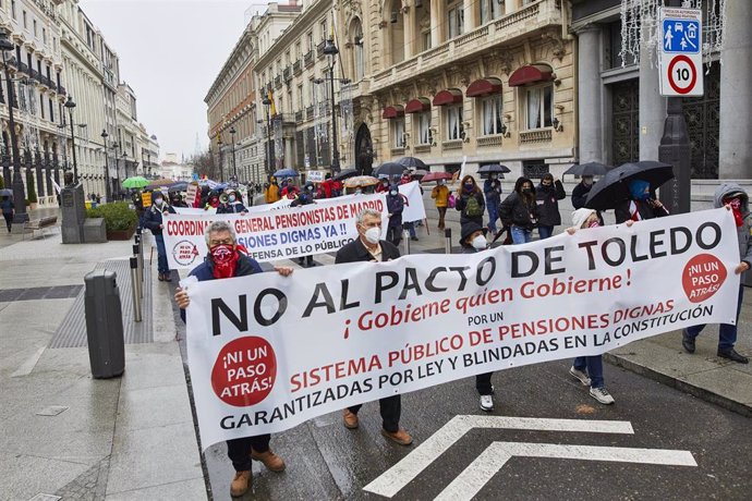 Pensionistas convocados por el Movimiento Pensionistas de Madrid y la Coordinadora General de Pensionistas de Madrid se manifiestan desde la Puerta del Sol hasta el Congreso de los Diputados en Madrid el pasado diciembre