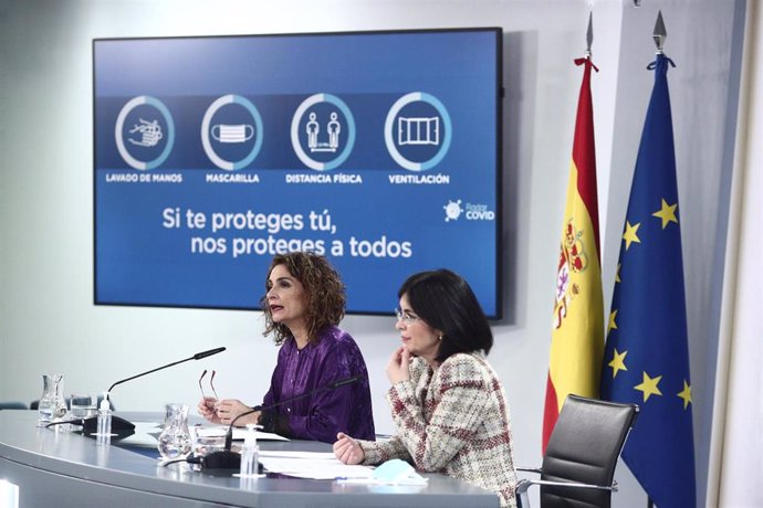 La ministra portavoz y de Hacienda, María Jesús Montero (i), y la ministra de Sanidad, Carolina Darias, comparecen en rueda de prensa posterior al Consejo de Ministros en Moncloa, Madrid (España), a 9 de febrero de 2021. La comparecencia se produce tras