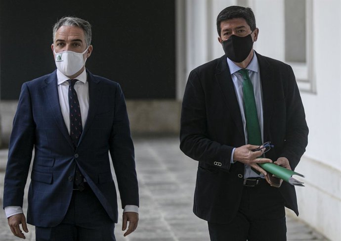 El vicepresidente de la Junta de Andalucía, Juan Marín (d), y el consejero de Presidencia, y portavoz del Gobierno andaluz, Elías Bendodo (i), llegan a la rueda de prensa posterior a la reunión del Consejo de Gobierno de la Junta de Andalucía. En el Pal