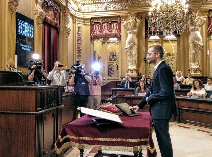 El PSIB pide a Gómez que sea "implacable" con quien se salte el turno en el proceso de vacunación.