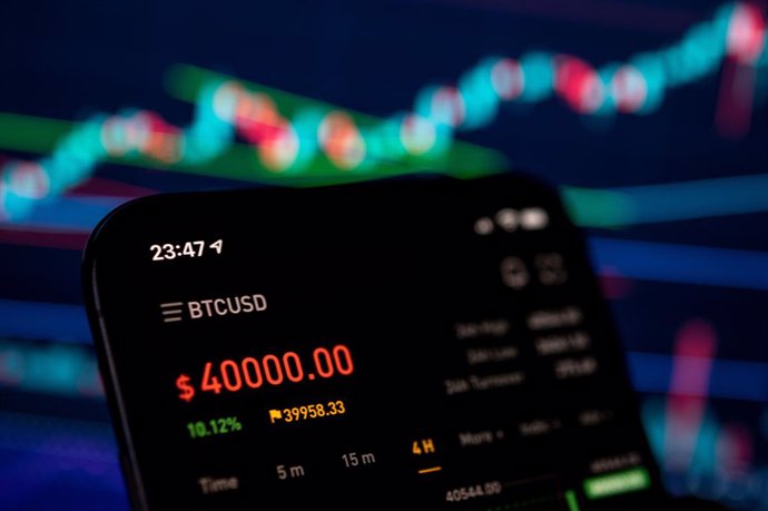 08 January 2021, North Rhine-Westphalia, Cologne: A mobile phone shows the price of bitcoin on the crypto exchange bybit. On the trading platform Bitstamp, one Bitcoin cost more than 40,000 US dollars for the first time. Photo: Marius Becker/dpa