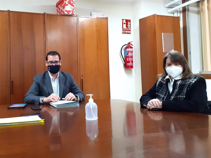 El director general de Infraestructuras Educativas, Víctor Garcia, ha propuesto a la concejala de Educación del Ayuntamiento de Alicante, Julia Llopis, un acuerdo para reformar uno de cada tres centros educativos de la ciudad.
