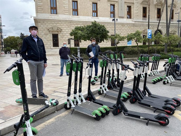 Eduardo Zorrilla y Nicolás Sguiglia junto a patinetes
