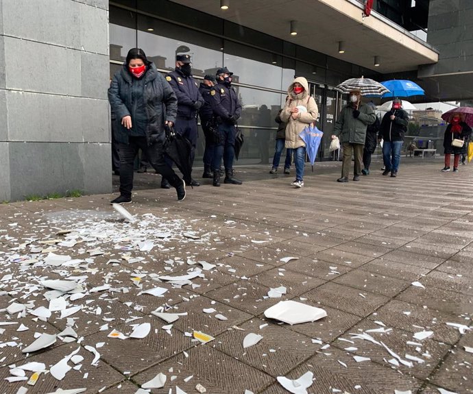 Hosteleros rompen platos ante la sede de la Delegación de Hacienda en Valladolid.