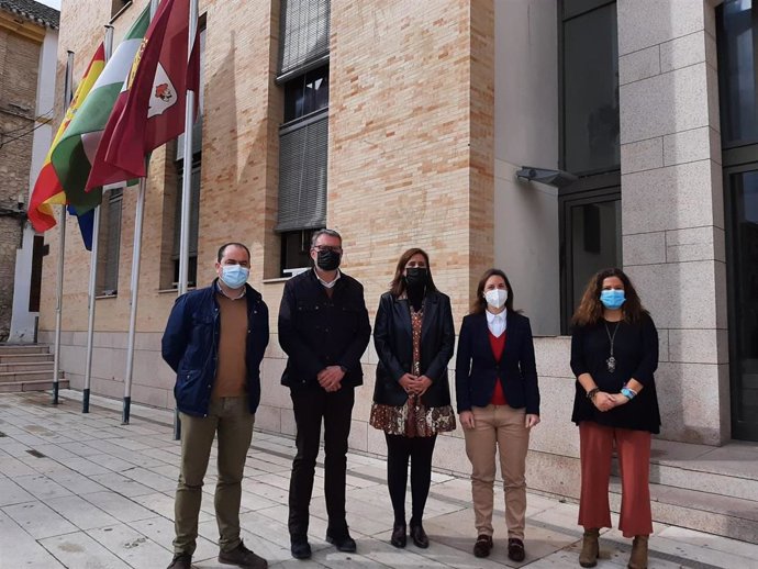 La delegada de Fomento, Infraestructuras y Ordenación del Territorio de la Junta en Córdoba, Cristina Casanueva (2 dcha.), durante su visita a Baena.