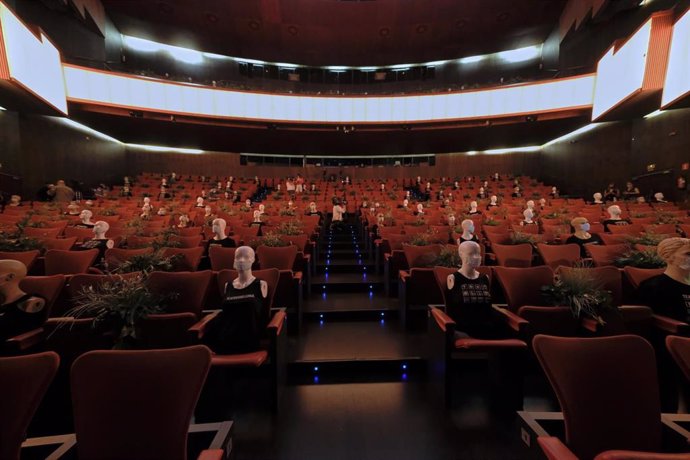 Maniquíes sentados indican los asientos donde no pueden sentarse los espectadores, en las butacas de los Teatros del Canal en su reapertura tras el parón por el coronavirus.