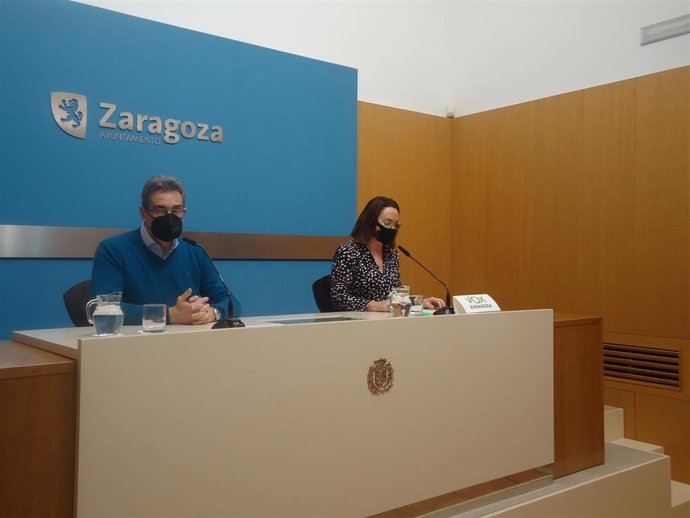 El portavoz  del grupo municipal de VOX en el Ayuntamiento de Zaragoza, Julio Calvo, y la concejal Carmen Rouco