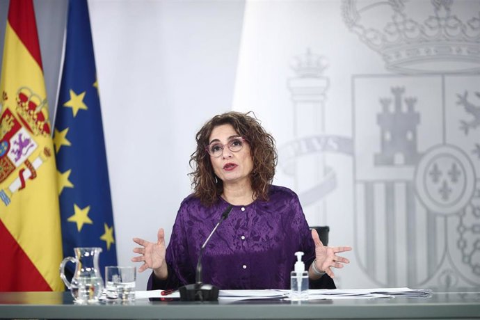 La ministra portavoz y de Hacienda, María Jesús Montero, interviene durante una rueda de prensa posterior al Consejo de Ministros en Moncloa, Madrid (España), a 9 de febrero de 2021. La comparecencia se produce tras una reunión donde el Consejo de Minis