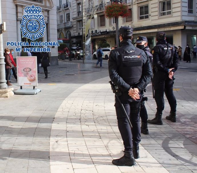 Patrulla de la Policía Nacional en el centro de Granada