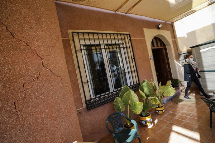 Grietas en una vivienda tras el terremoto de 4.4 grados con epicentro en Santa Fe, que ha dejado numerosos daños materiales en la localidad de Atarfe. En Granada (Andalucía, España), a 23 de enero de 2021.