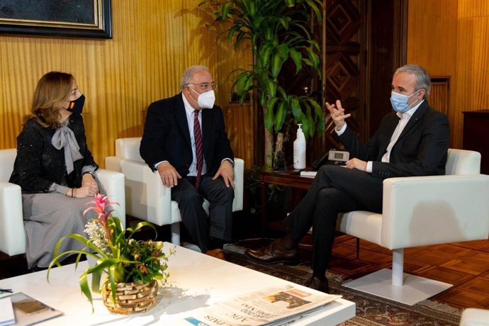 El director general de la DGT, Pere Navarro, ha visitado el Ayuntamiento de Zaragoza, donde se ha entrevistado con el alcalde de Zaragoza, Jorge Azcón, y la consejera municipal de Servicios Públicos y Movilidad, Natalia Chueca.