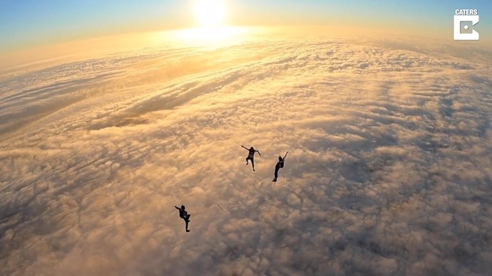 Estos paracaidistas atraviesan una cama de nubes de pie durante un salto