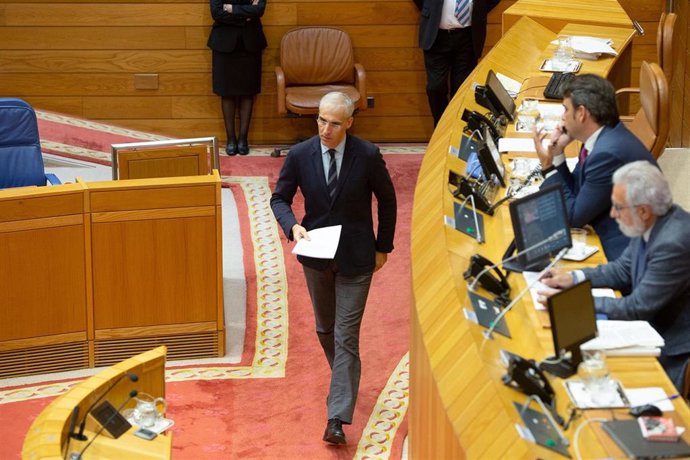 El conselleiro de Economía, Emprego e Industria, Francisco Conde, en el Parlamento de Galicia