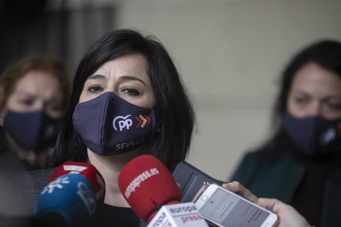 La presidenta del PP de Sevilla, Virginia Pérez, atiende a los medios en una foto de archivo
