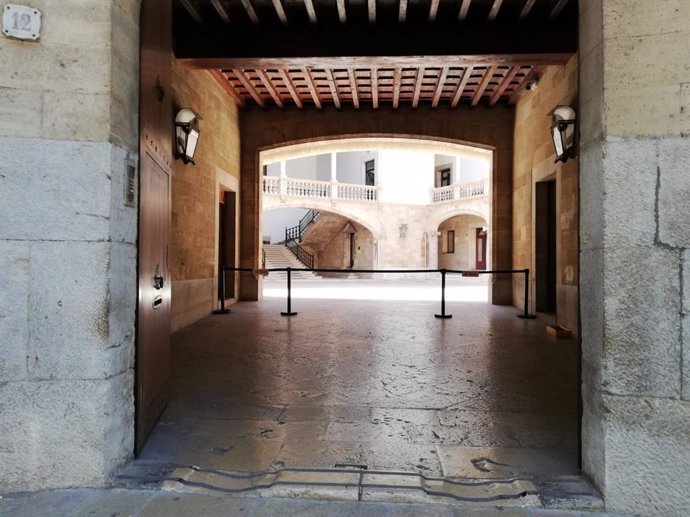 El patio de la Audiencia Provincial de Baleares y el TSJIB, visto desde el exterior.