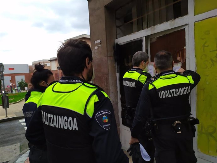 Policías municipales desalojan dos lonjas ocupadas ilegalmente en Barakaldo