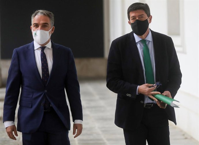 El consejero de la Presidencia, Elías Bendodo, y el vicepresidente y consejero, Juan Marín, este martes antes de la rueda de prensa del Consejo de Gobierno.