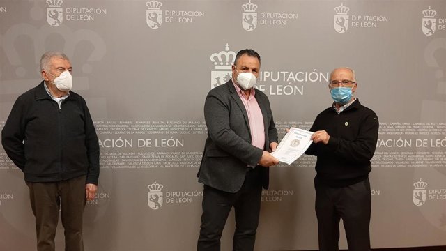 Morán (C) con el presidente y secretario de la Asociación de Amigos del Camino de Santiago 'Pulchra Leonina'.